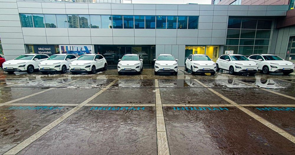 Prvi ekološki taksi u Somboru. Hyundai Srbija isporučila prvih 12 od ukupno 24 vozila KONA EV somborskom taksi udruženju 