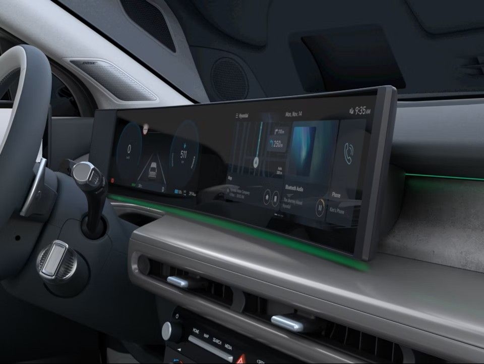 Panoramski zakrivljeni displej