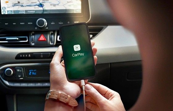 Apple CarPlay™ i Android Auto™. 